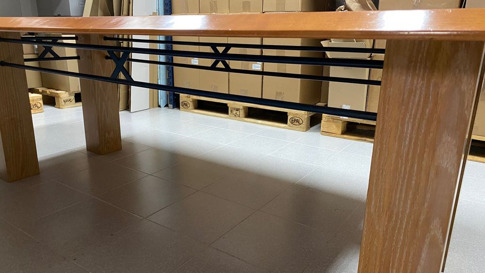 Mesa de reuniões em madeira