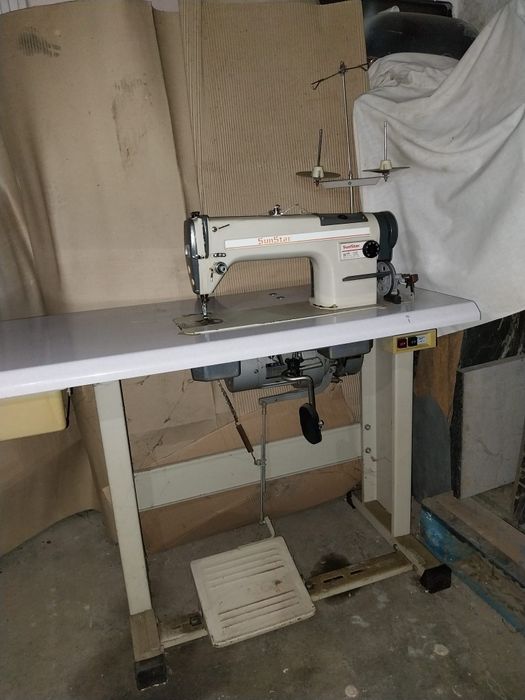 Máquina de costura industrial com motor monofásico