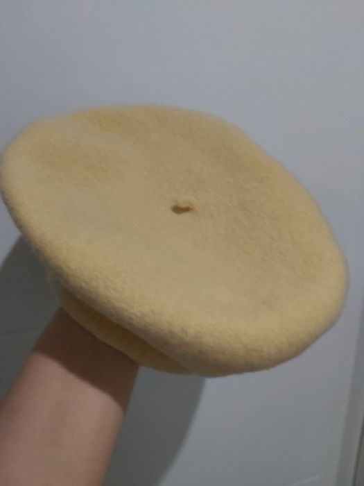 Beret koloru beżowego