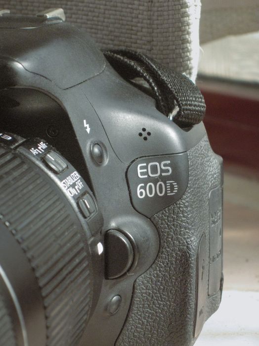 Canon eos 600D + objectiva EF-S 18-135mm f3.5-5.6 + carregadores