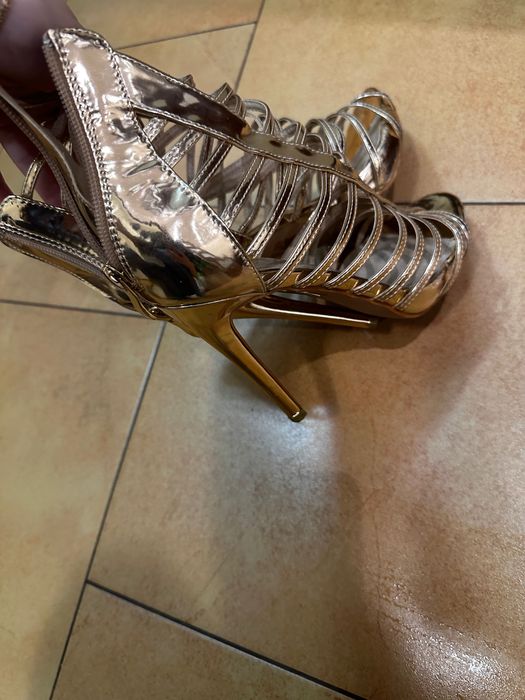 Босоніжки жіночі