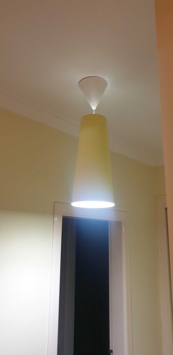 Candeeiros de estilo simple e cor amarelo