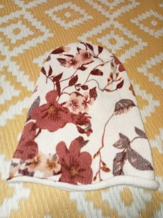 Czapka damska w kwiatki
