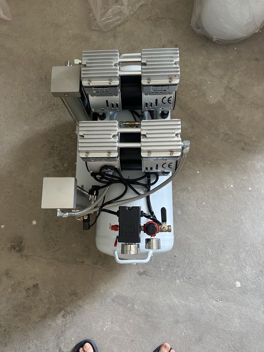 Продам медичний , стоматологічний компресор з осушовичом.