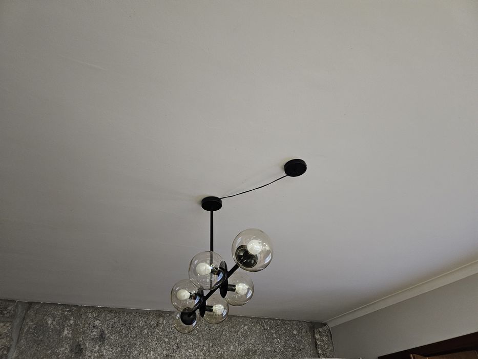 Candeeiro de teto. Falta um abajour.