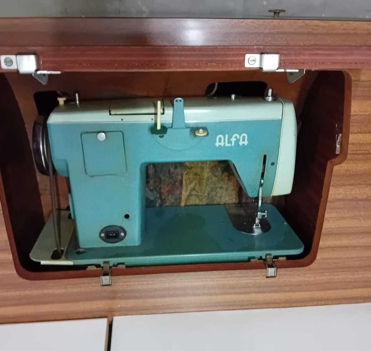 Máquina de costura Alfamatic 109