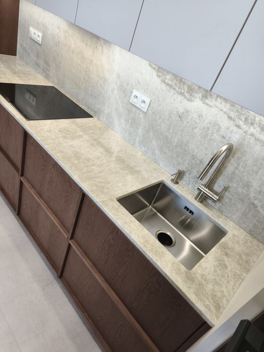 Blaty kuchenne i łazienkowe z kamienia naturlnego | Konglomerat