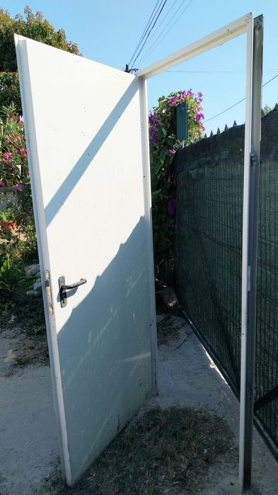 Porta com caixilharia em chapa.