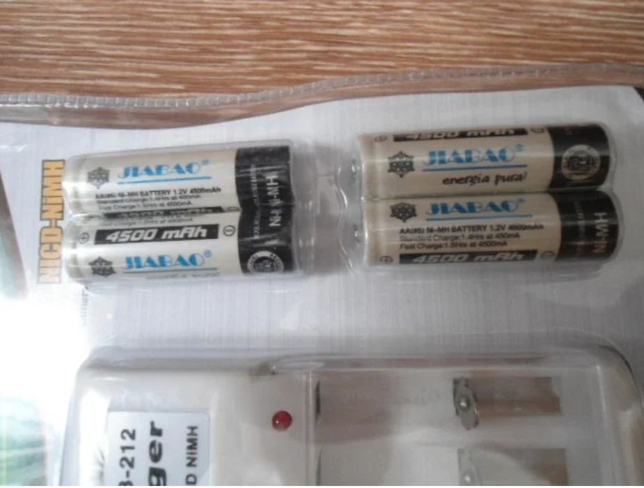 Зарядное устройство с ААА и АА аккумуляторами (4 шт)