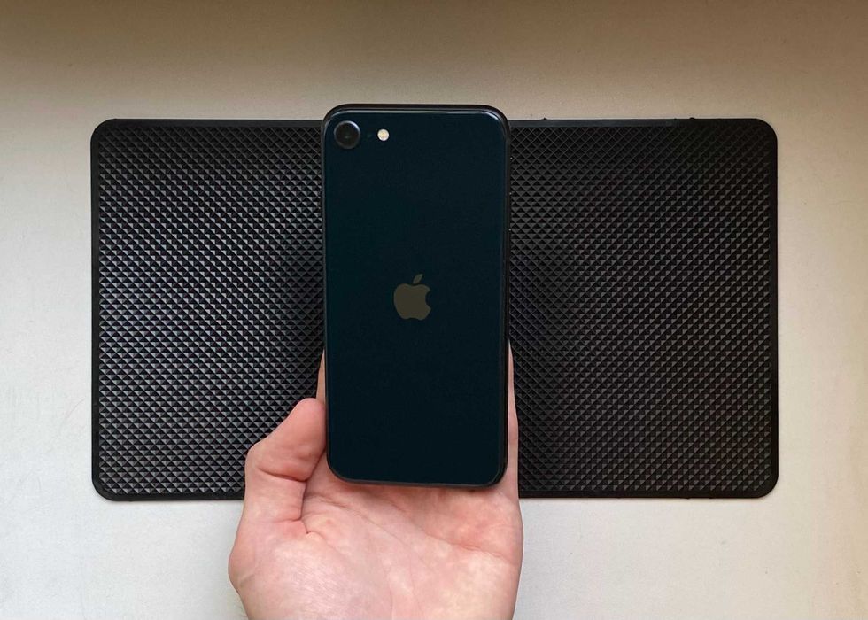 Хороший iPhone SE 2022 - 64 гб - 89% АКБ - NEVERLOCK - MIDNIGHT