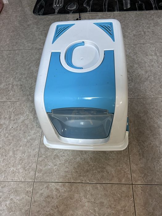 WC fechado para gatos