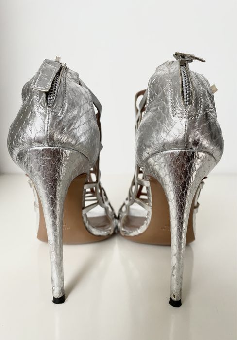 Roberto Cavalli srebrne sandałki na szpilce r 37 595 Euro