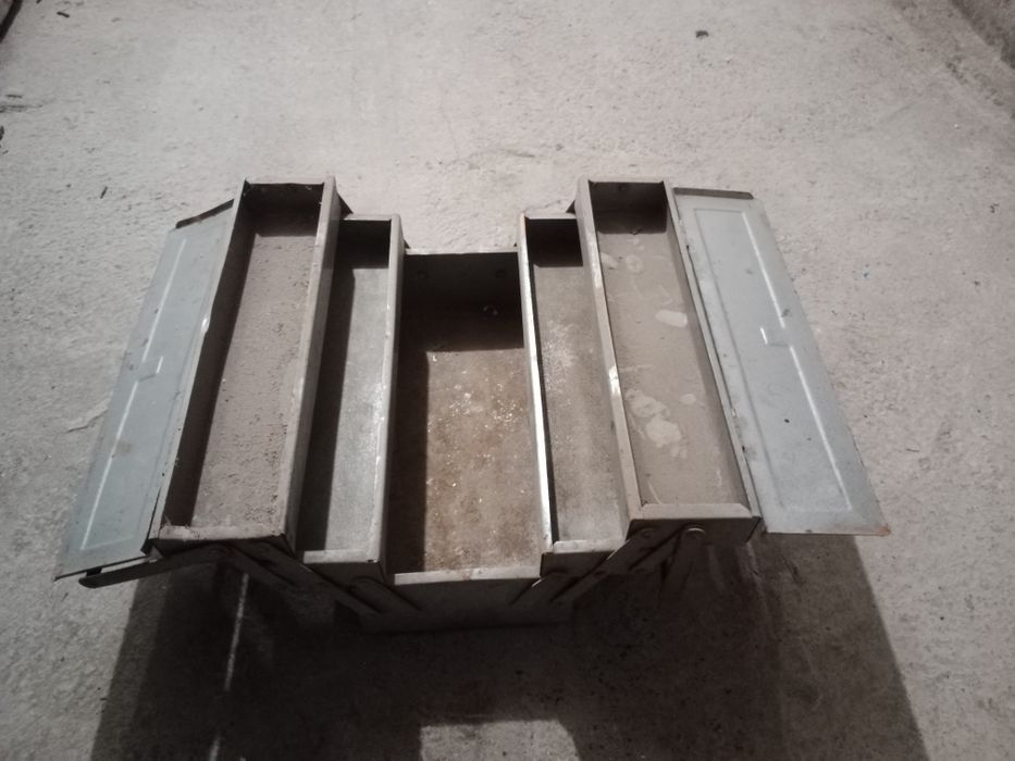 Skrzynka narzędziowa, metalowa z czasów PRL.