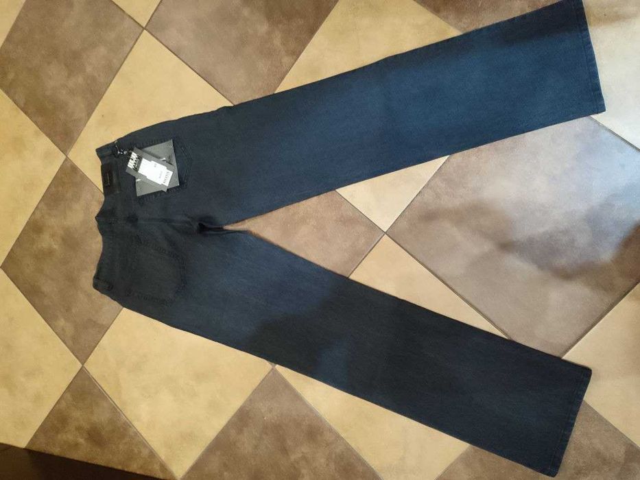 В продаже мужские джинсы Hugo Boss