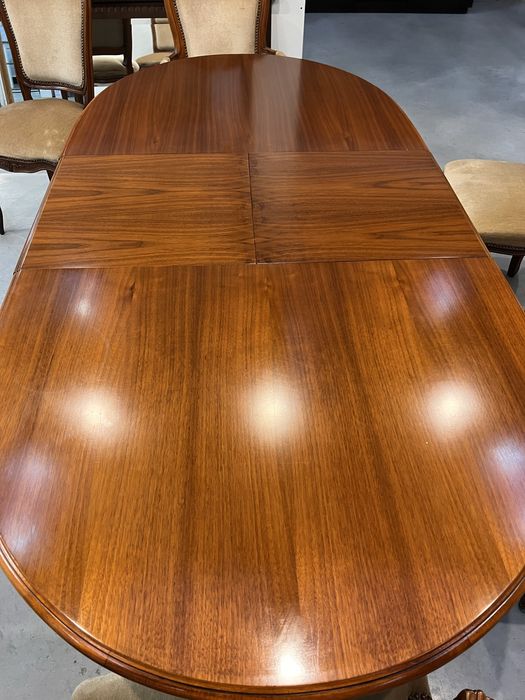 4 Krzesła stylowe i rozkładany stół