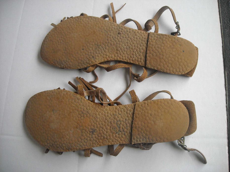 Conjunto calça em pele Chocolate e sandalias farripas para senhora