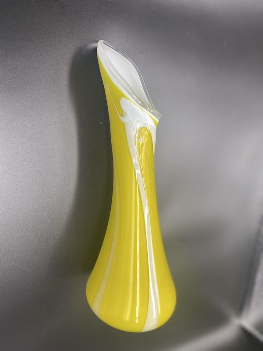 Unikatowy stary wazon z kaczym dziobem