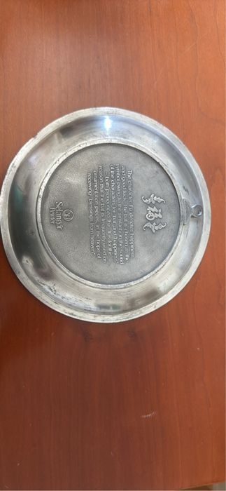 prato de estanho é da marca Royal Selangor