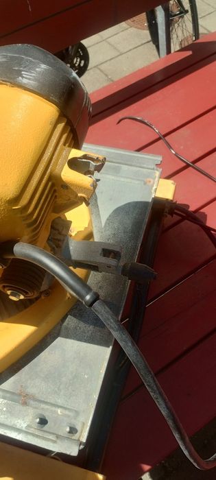 Комбинированная торцовочная пила DeWalt DW743
