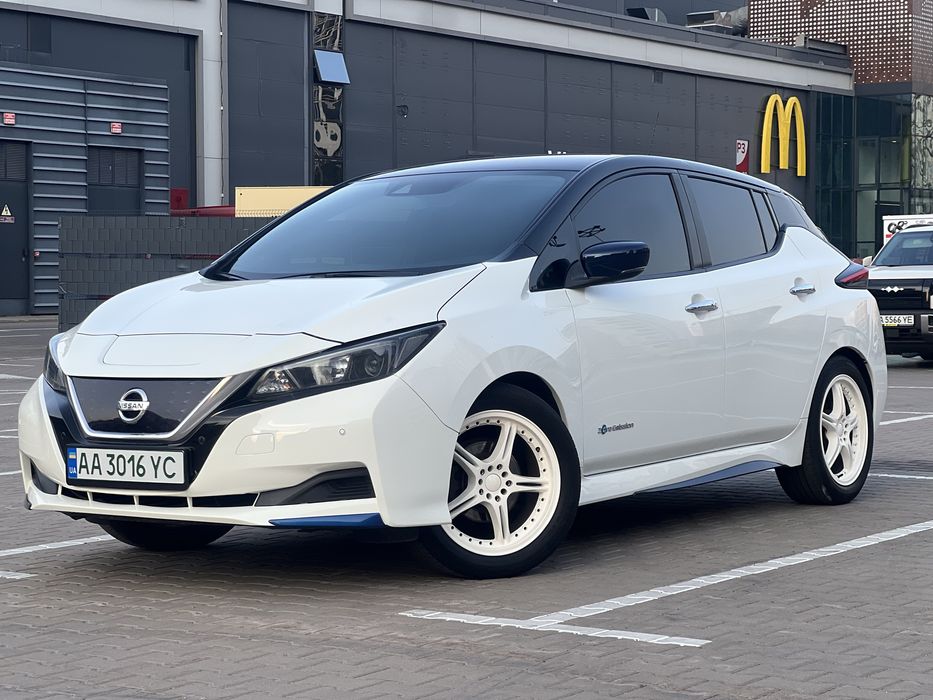 Nissan Leaf в отличном состоянии.