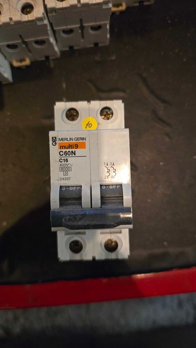 Lote Material electrico Merlin Gerin, disjuntores, diferencias, interruptores