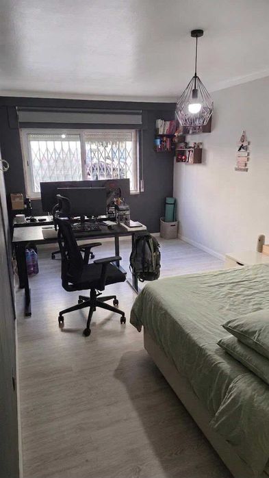 T2 Remodelado em Massamá com 120m² a 7 minutos a pé da estação de comboios