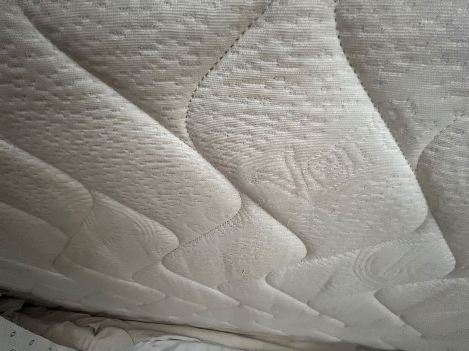 Cama com colchão e luzes led nova