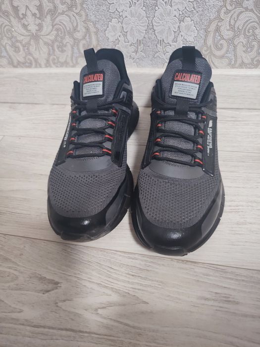 Продам чоловічі кросівки