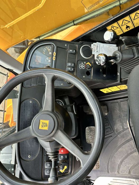 Телескопічний навантажувач JCB