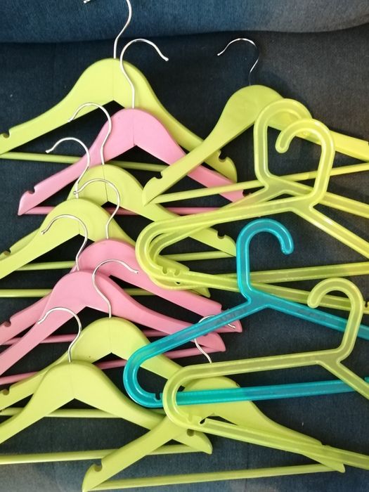 Cabides de Madeira e de Plástico- Como novos!	Roupa de criança*