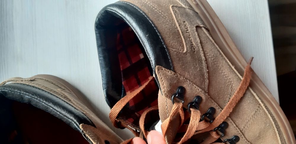 Buty sportowe trekkingowe.