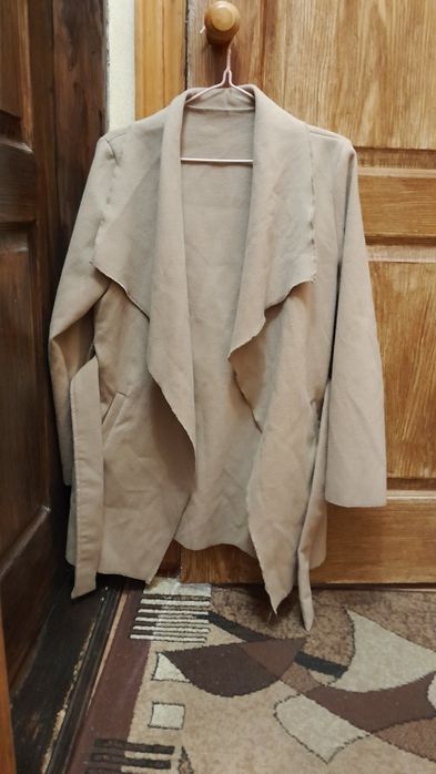 Бежевое пальто под пояс