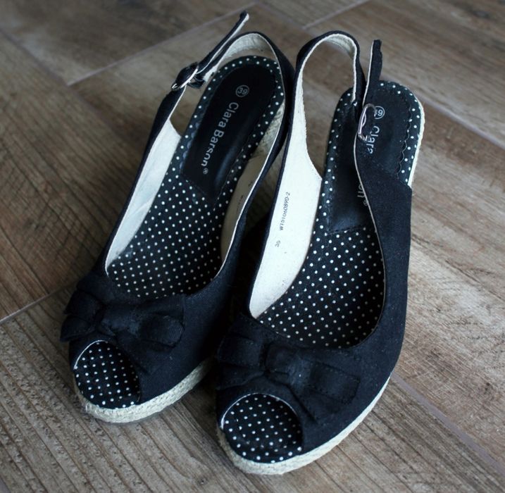 Czarne letnie buty na koturnie espadryle