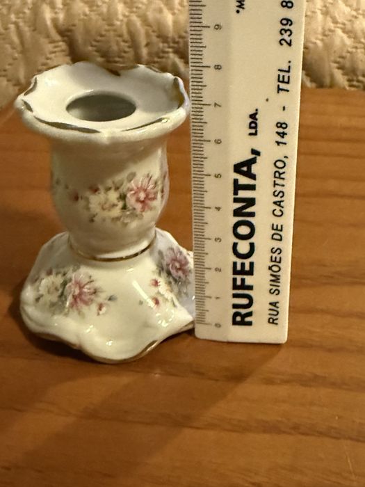 Castiçal pequeno em porcelana com flores