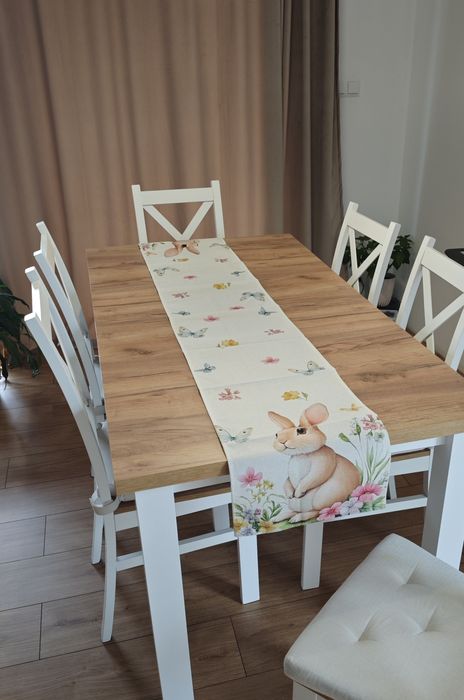 Bieżnik wielkanocny obrus na stół,  beżowy w kwiaty, króliczka i moty