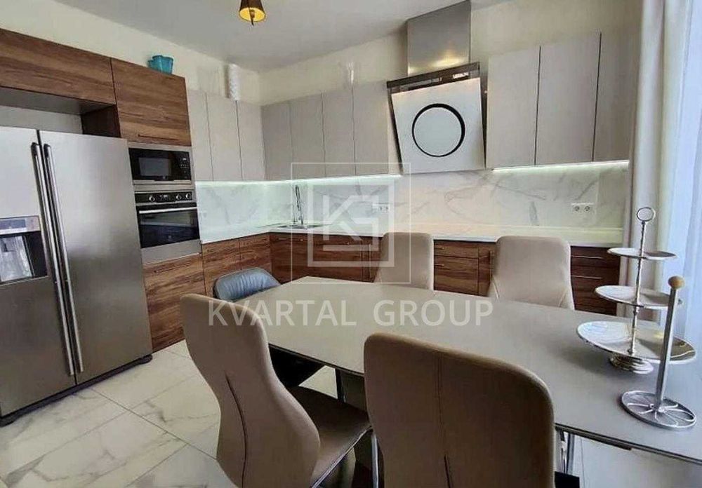 Продаж двоповерхового будинку на 10 сотках землі в Лісовій Бучі.