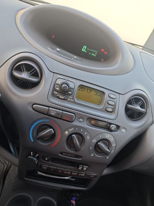 Vendo Toyota Yaris 1.0 a gasolina de 2001, com 284.000 km.