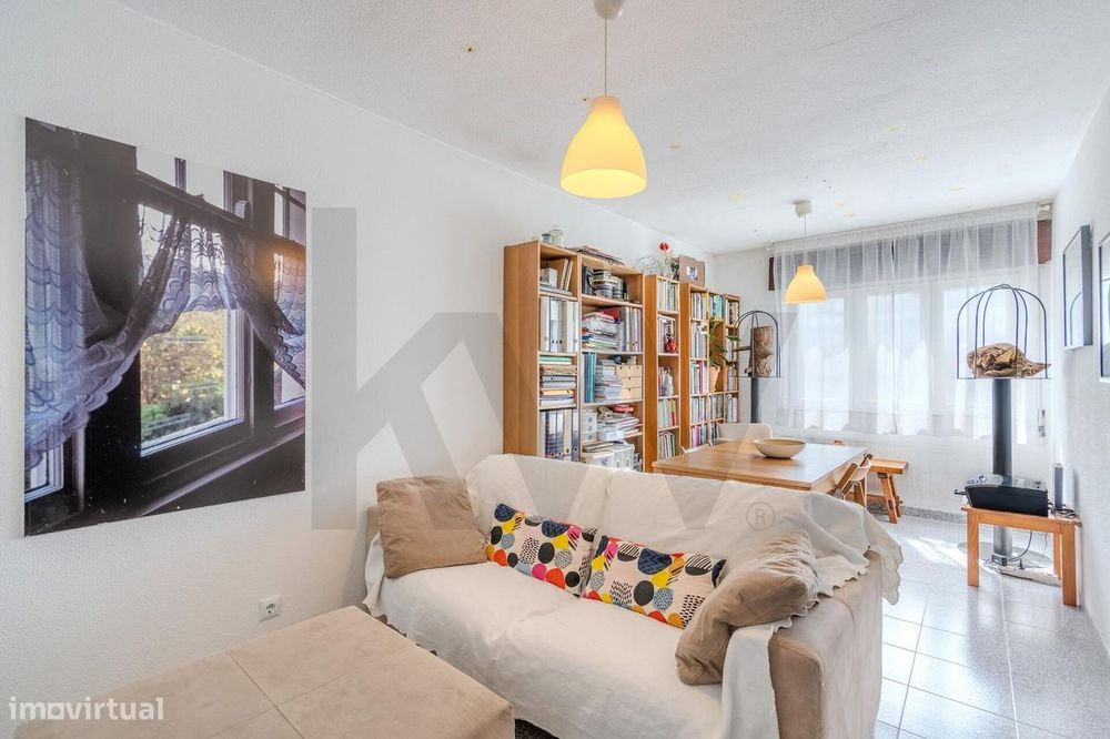 Apartamento T2 renovado com Localização Estratégica – Damaia (Águas Li