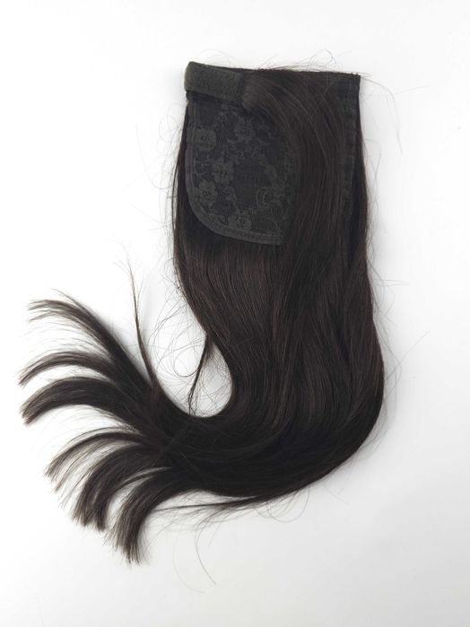 Brązowe sztuczne doczepiane włosy.