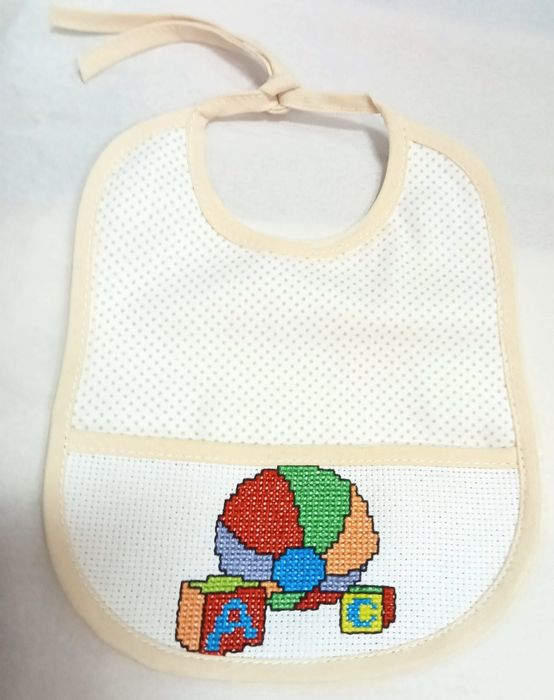 Babetes bordados a ponto cruz