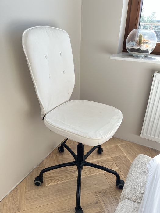 Biale krzeslo obrotowe na kolkach ikea biurowe