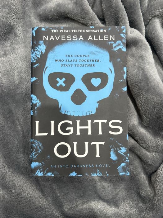 Lights Out - Navessa Allen (inglês)
