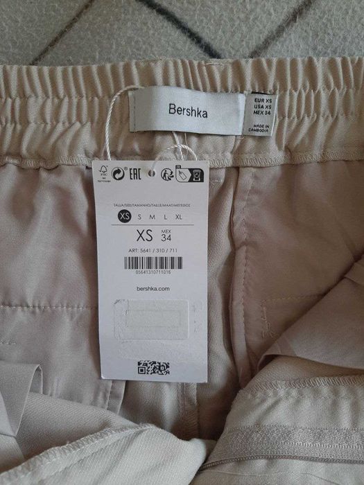 BERSHKA Spodnie męskie tailoring z zakładkami