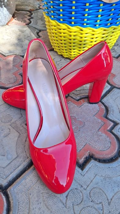 Червоні туфлі на підборах