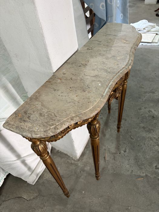 Mesa consola clássica com tampo em mármore