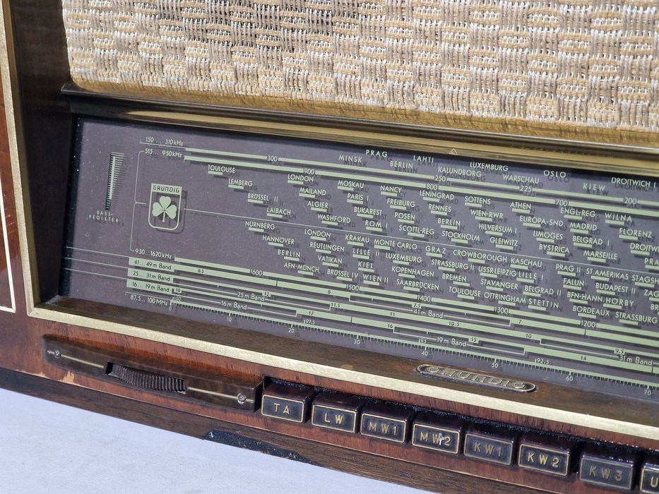 Rádio antigo reparado Grundig