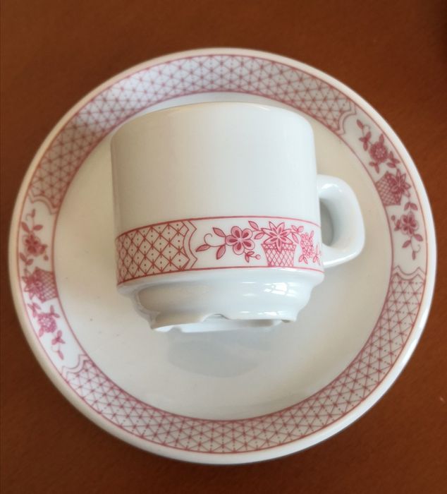 Chávenas de café e pires