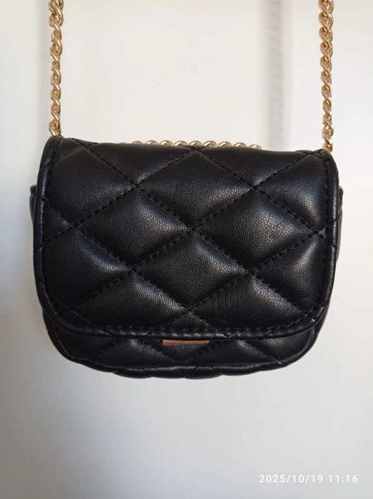 Czarna pikowana mini torebka złoty łańcuszek crossbody glam rock Mango
