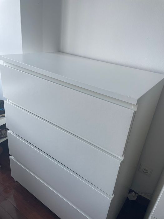 Cômoda bem conservada 4 gavetas uma com vidro leitoso branco