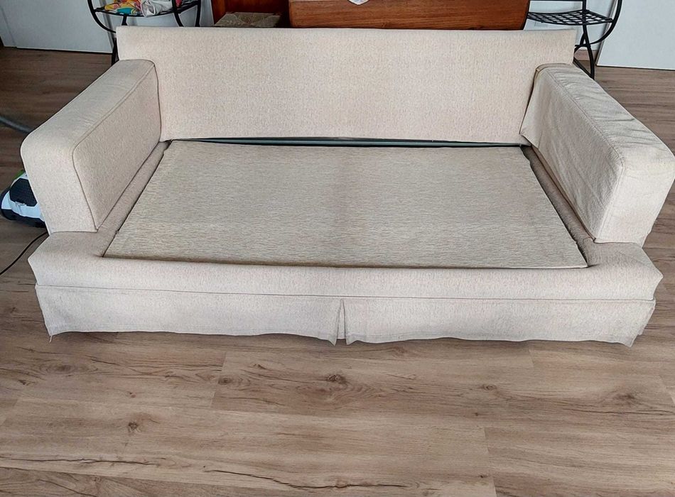 Sofá-cama em segunda mão, em bom estado, com colchão